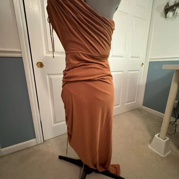 SIGNIFICANT OTHER - ONE SHOULDER MIDI DRESS - Picture 6 of 9